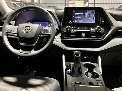 Used 2024 Toyota Highlander LE image 25