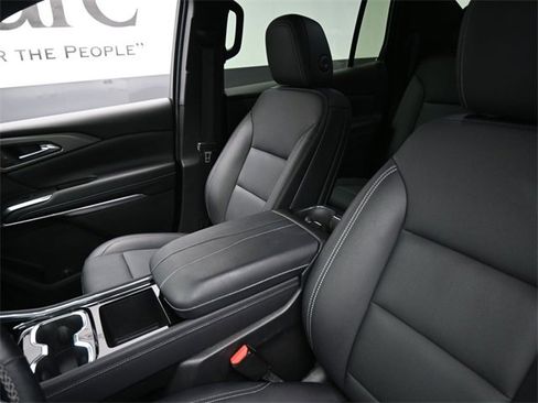 Used 2025 Chevrolet Traverse LT image 16