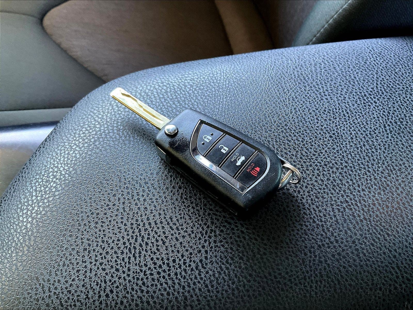 Used 2018 Toyota Camry LE FWD image 31