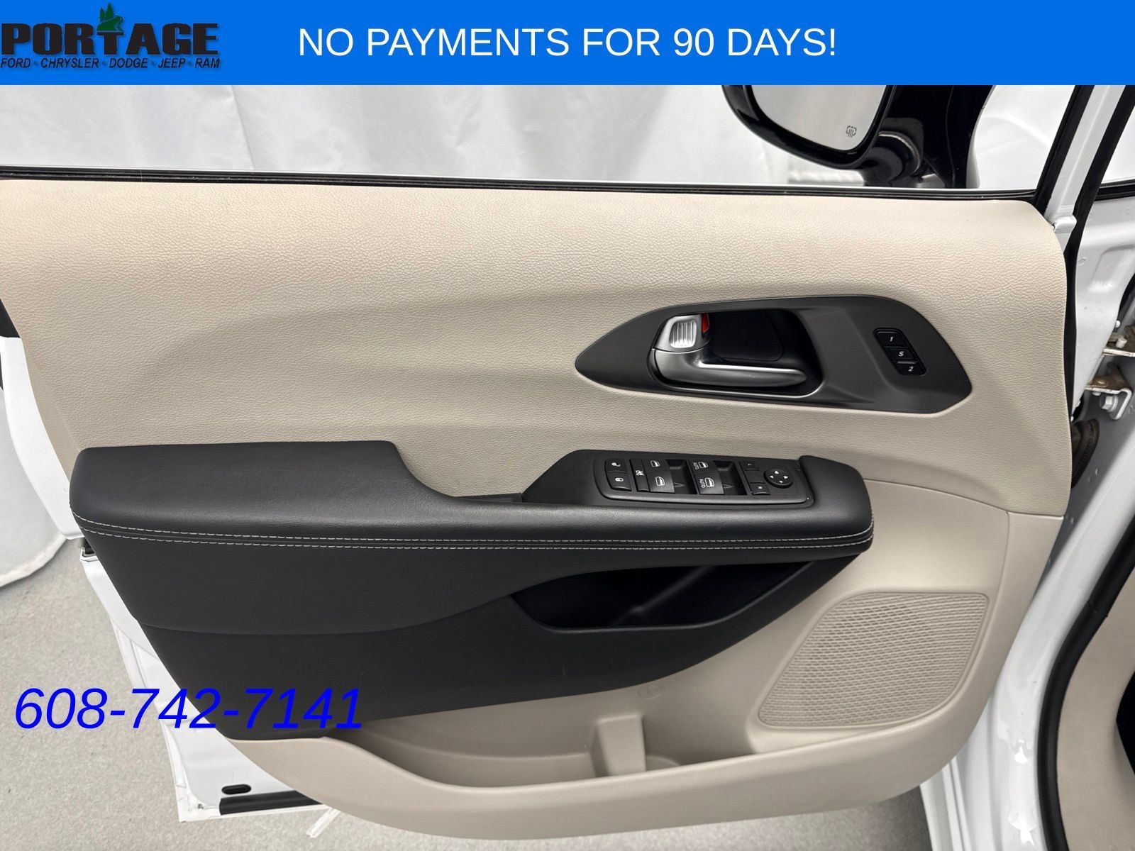 Used 2024 Chrysler Pacifica Touring-L FWD image 11