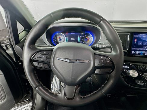 Used 2018 Chrysler Pacifica Touring-L Plus image 13