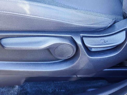 Used 2024 Kia Carnival LX image 9