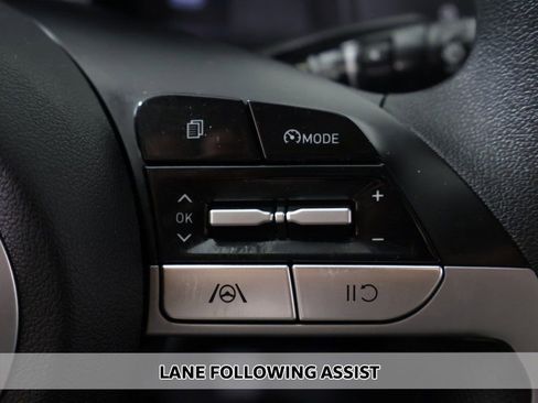 Used 2021 Hyundai Elantra SE image 3