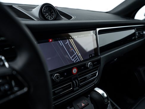 Certified 2025 Porsche Macan image 17