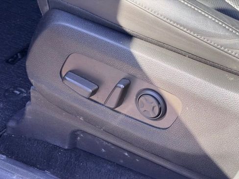 Used 2025 Kia Carnival EX image 7