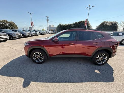 Used 2025 Chevrolet Trax LT w/ LT Convenience Package image 4