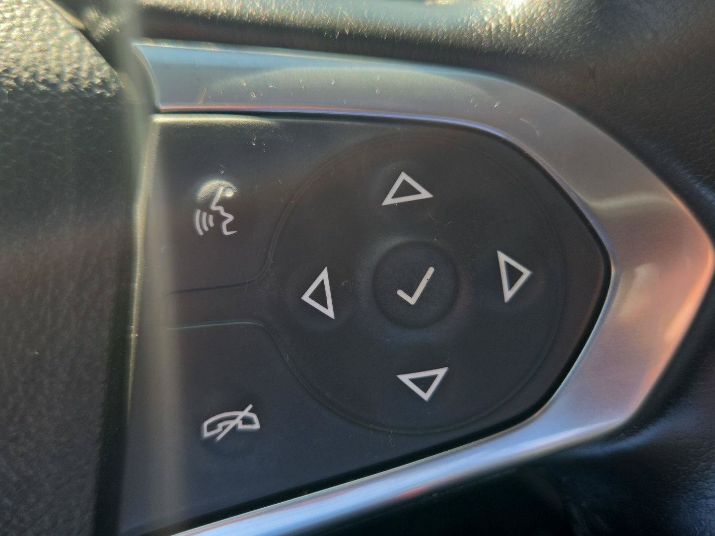 Used 2020 Chevrolet Traverse LT FWD image 14
