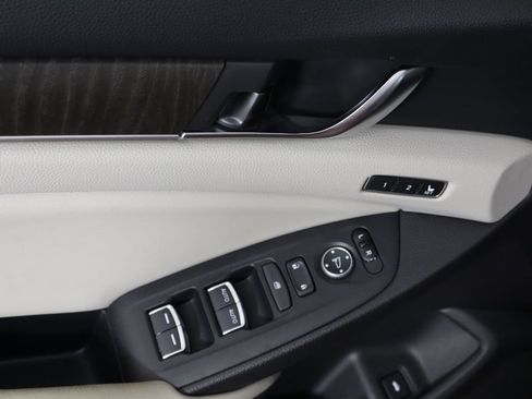 Used 2018 Honda Accord Touring image 19