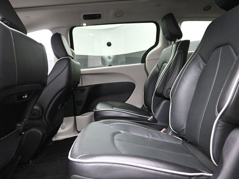 Used 2023 Chrysler Pacifica Limited image 11