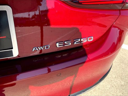 Used 2024 Lexus ES 250 w/ Premium Package image 17
