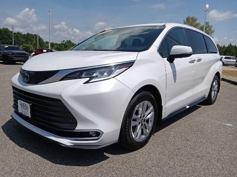 Used 2024 Toyota Sienna Limited FWD image 7