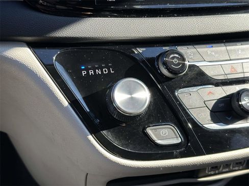 Used 2024 Chrysler Pacifica Touring-L image 6