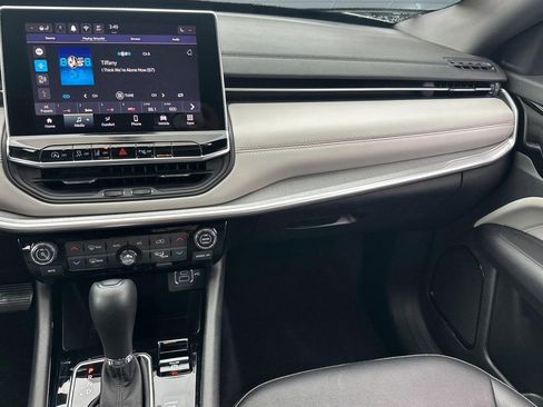 Used 2025 Jeep Compass Limited image 30