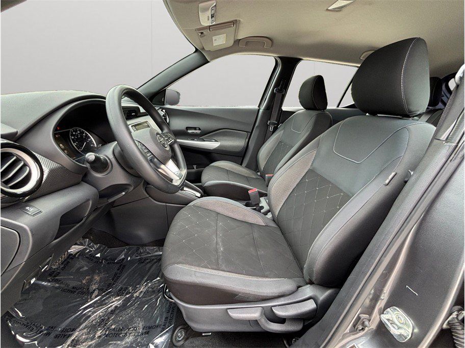 Used 2019 Nissan Kicks SV FWD image 2