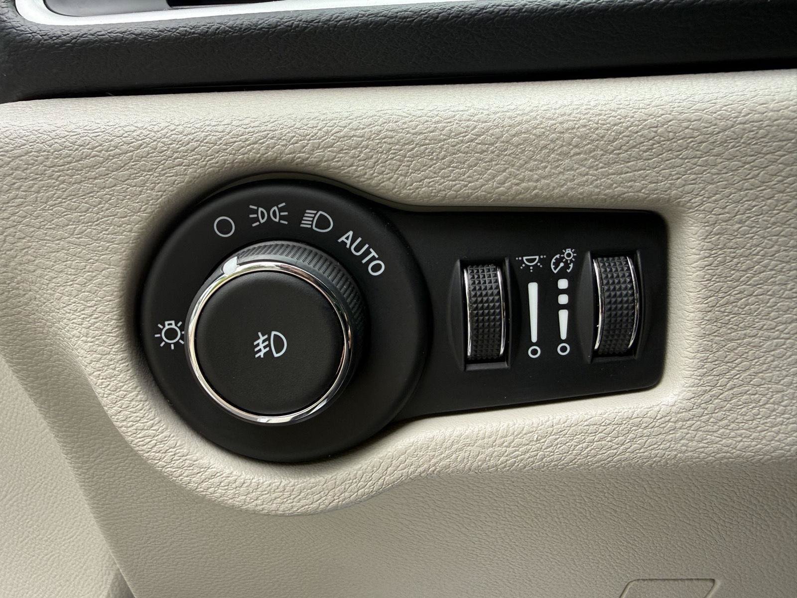 Used 2024 Chrysler Pacifica Touring-L FWD image 12