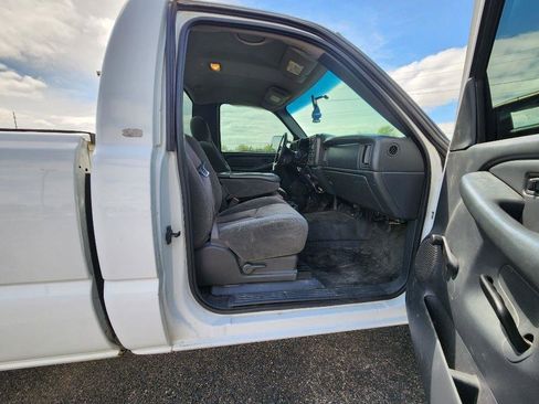Used 2002 Chevrolet Silverado 2500 2WD Regular Cab image 16