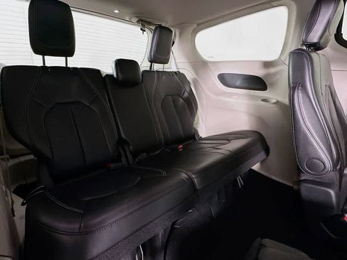 Used 2024 Chrysler Pacifica Touring-L image 31
