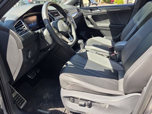 Used 2022 Volkswagen Tiguan SE R-Line image 14