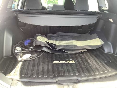 Used 2022 Toyota RAV4 SE w/ Weather & Moonroof Package AWD/4WD image 20