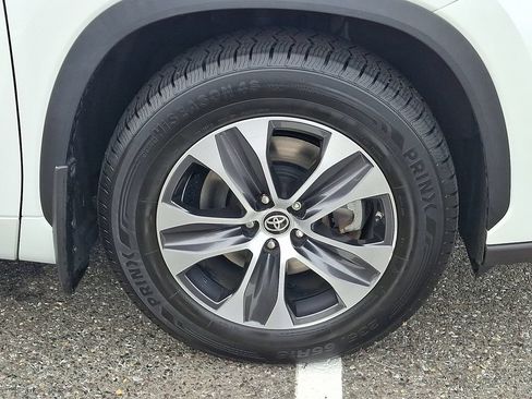 Used 2022 Toyota Highlander XLE AWD/4WD image 8