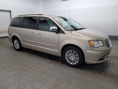 Used 2015 Chrysler Town & Country Touring-L w/ Driver Convenience Group image 11