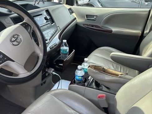 Used 2012 Toyota Sienna XLE w/ Entertainment Pkg FWD image 5