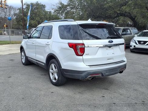 Used 2018 Ford Explorer XLT w/ Equipment Group 201A FWD image 5