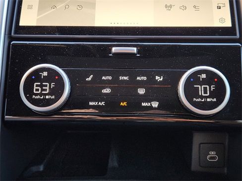 Used 2024 Land Rover Discovery Dynamic SE image 18