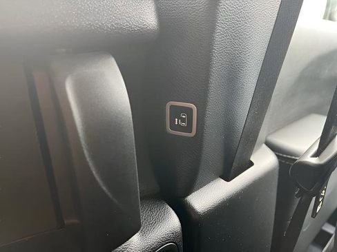 Used 2025 Chrysler Pacifica Select image 29