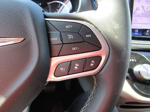 Used 2022 Chrysler Pacifica Touring-L image 12