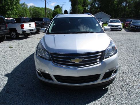 Used 2017 Chevrolet Traverse LT w/ Style and Technology Package FWD image 8