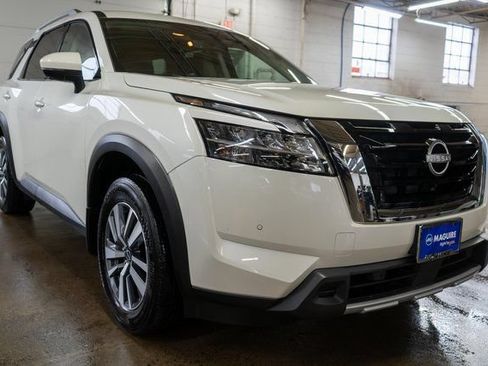Used 2024 Nissan Pathfinder SL AWD/4WD image 4
