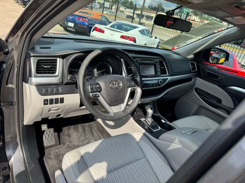 Used 2015 Toyota Highlander LE image 18