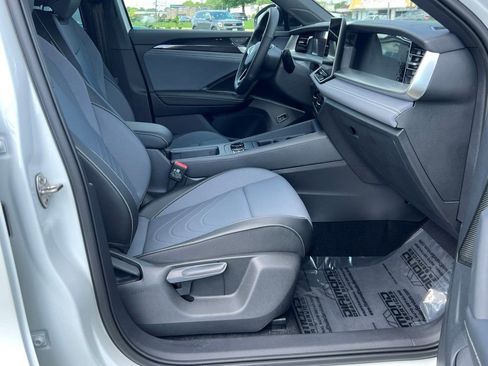 New 2025 Volkswagen Tiguan SE R-Line image 7