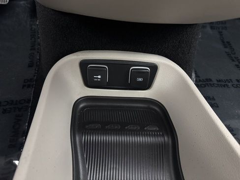 Used 2020 Chrysler Pacifica Touring image 22