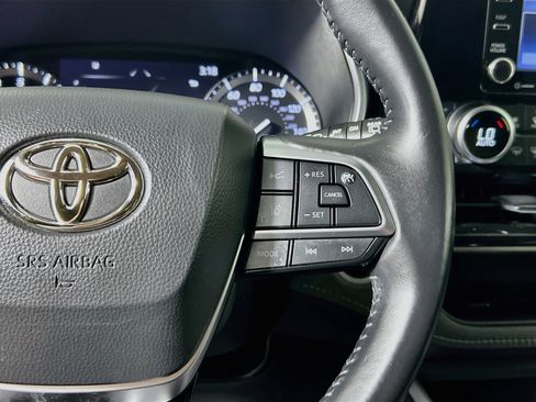 Used 2021 Toyota Highlander XLE FWD image 19