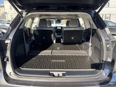 Used 2023 Toyota Highlander XLE image 9