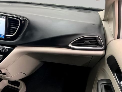 Used 2024 Chrysler Pacifica Touring-L FWD image 18
