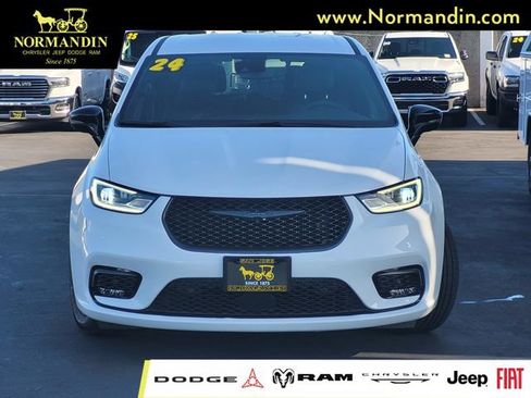 Used 2024 Chrysler Pacifica Limited FWD image 2