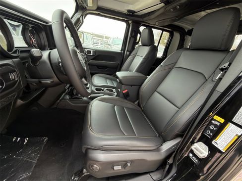 New 2025 Jeep Gladiator Sport image 19