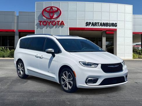 Used 2026 Chrysler Pacifica Pinnacle FWD image 1