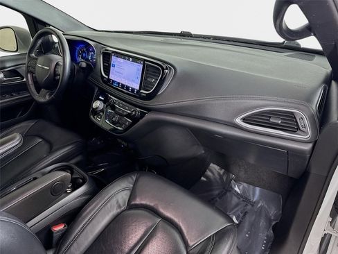 Used 2021 Chrysler Pacifica Touring-L w/ Uconnect Theater Family Group FWD image 29