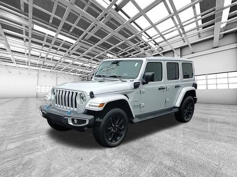 Used 2023 Jeep Wrangler Unlimited Sahara w/ Cold Weather Group image 8