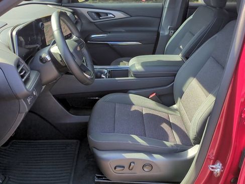 Used 2025 Chevrolet Traverse LT w/ Driver Confidence Package FWD image 11
