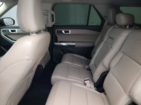 Used 2021 Ford Explorer XLT w/ Equipment Group 202A image 18