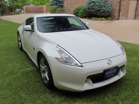 Used 2009 Nissan 370Z Touring RWD image 3