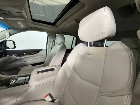 Used 2018 Cadillac Escalade Luxury AWD/4WD image 6