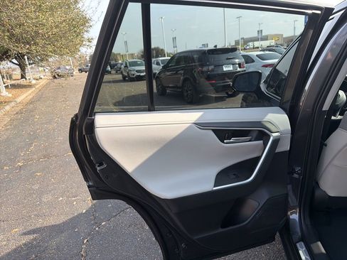 Used 2025 Toyota RAV4 Limited image 28