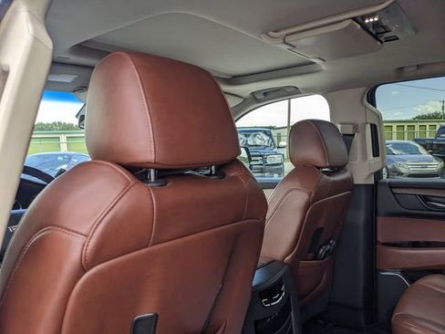 Used 2019 Cadillac Escalade Luxury AWD/4WD image 19