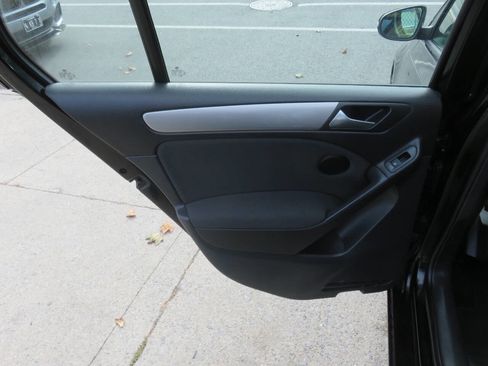 Used 2014 Volkswagen Golf 4-Door image 24